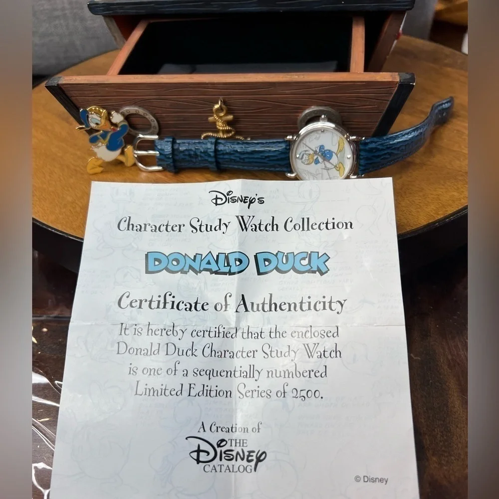 T20. Donald Duck Figure Character Study Watch Collection Made of Ceramic